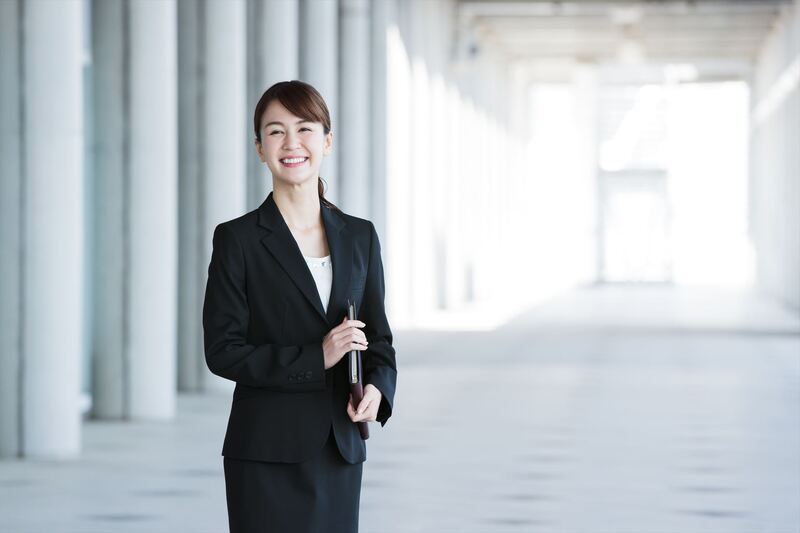 笑顔の女性営業マン