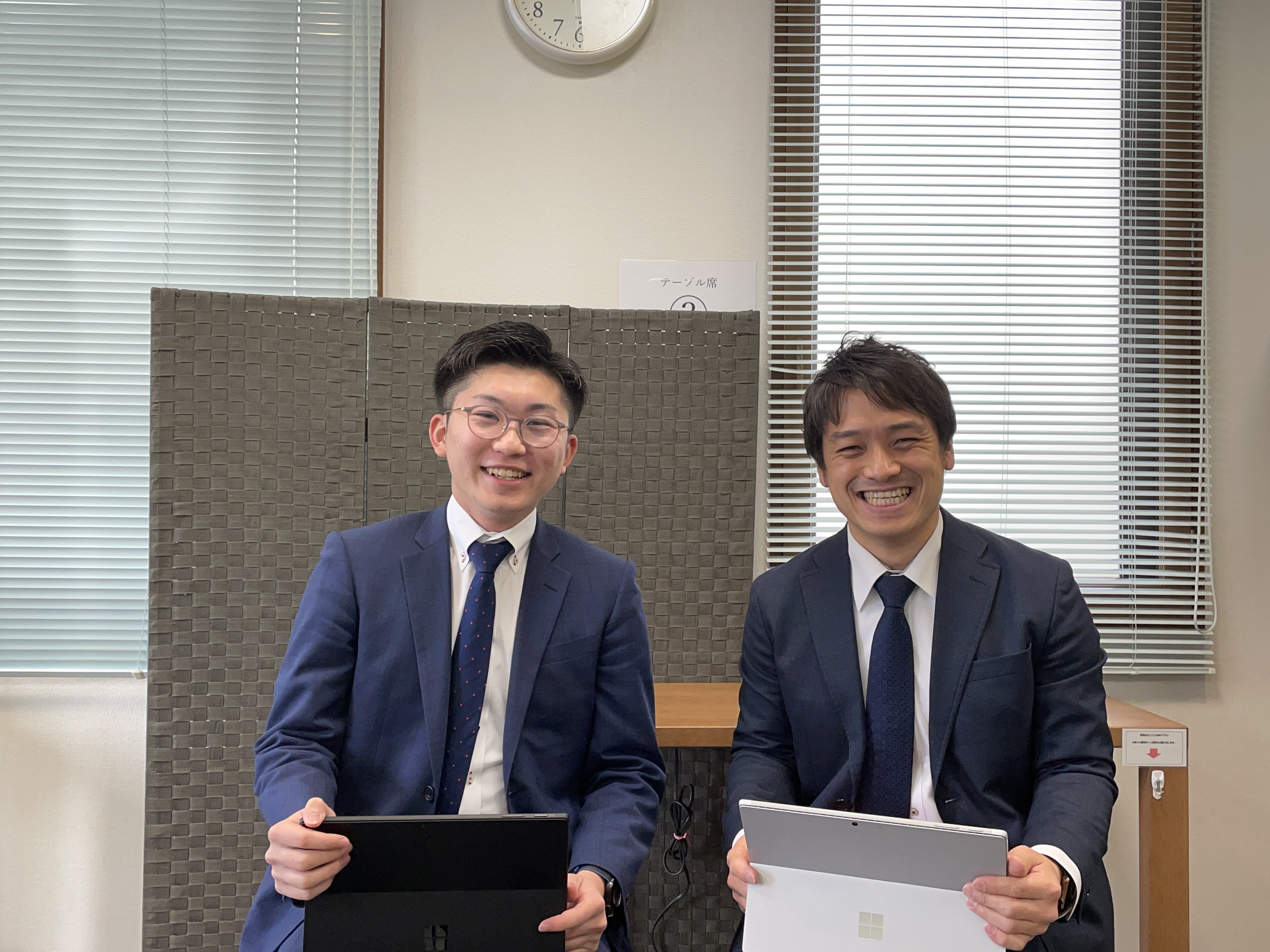 リビングを紹介する男性営業マン
